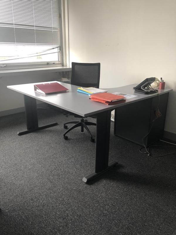 Bureau 160 d'angle G - Plateau Bois Et Pied Métallique - Blois Gris Et Métal Gris