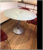 Table en verre - Verre et metal - Verre opaque et pied gris